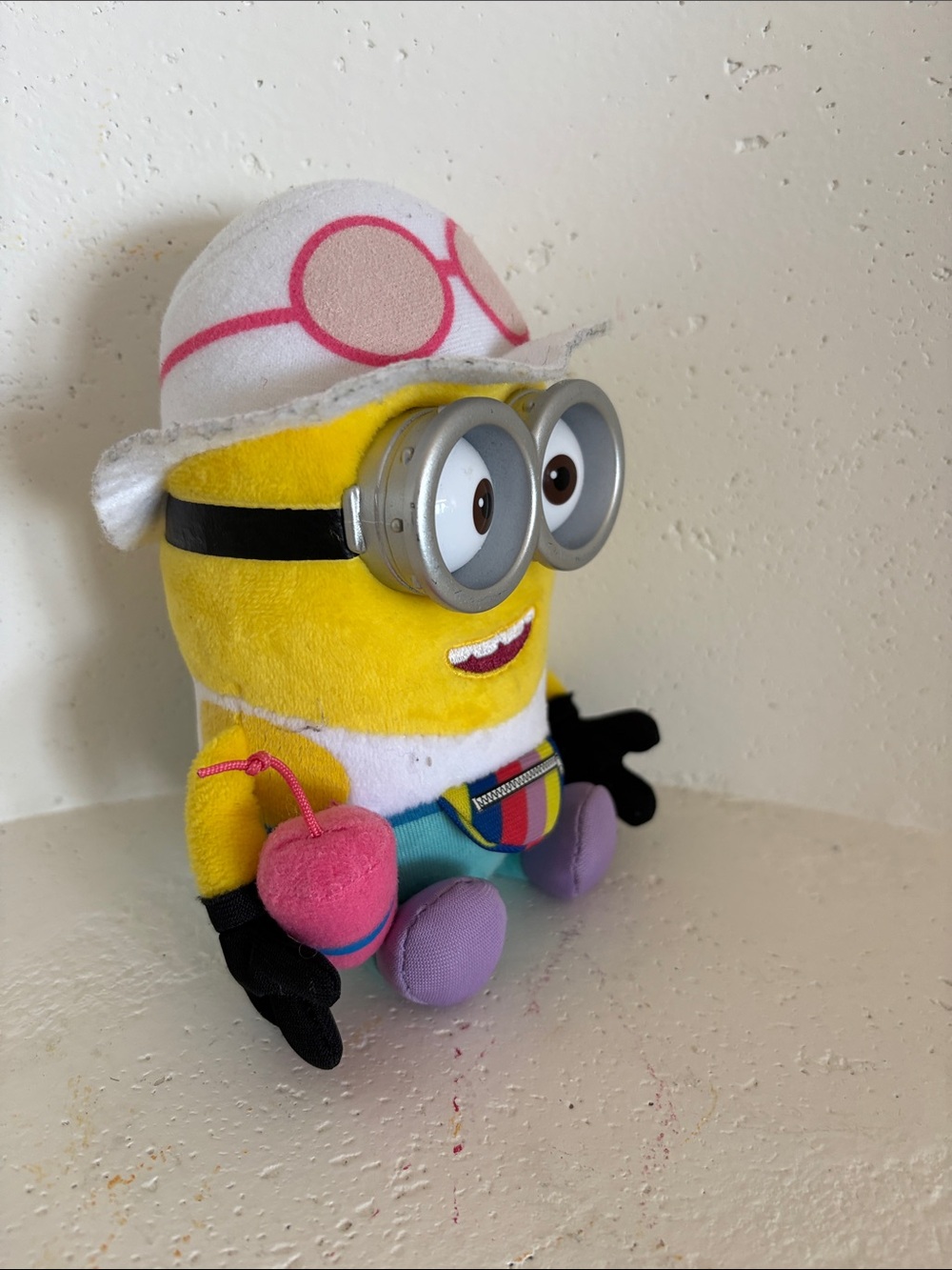 Universal Yellow Minion Plush with Pink and Purple Accessories - Picture 3 of 3